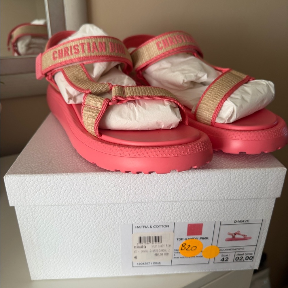 NWT Dior Women’s Pink and Cream Sandals